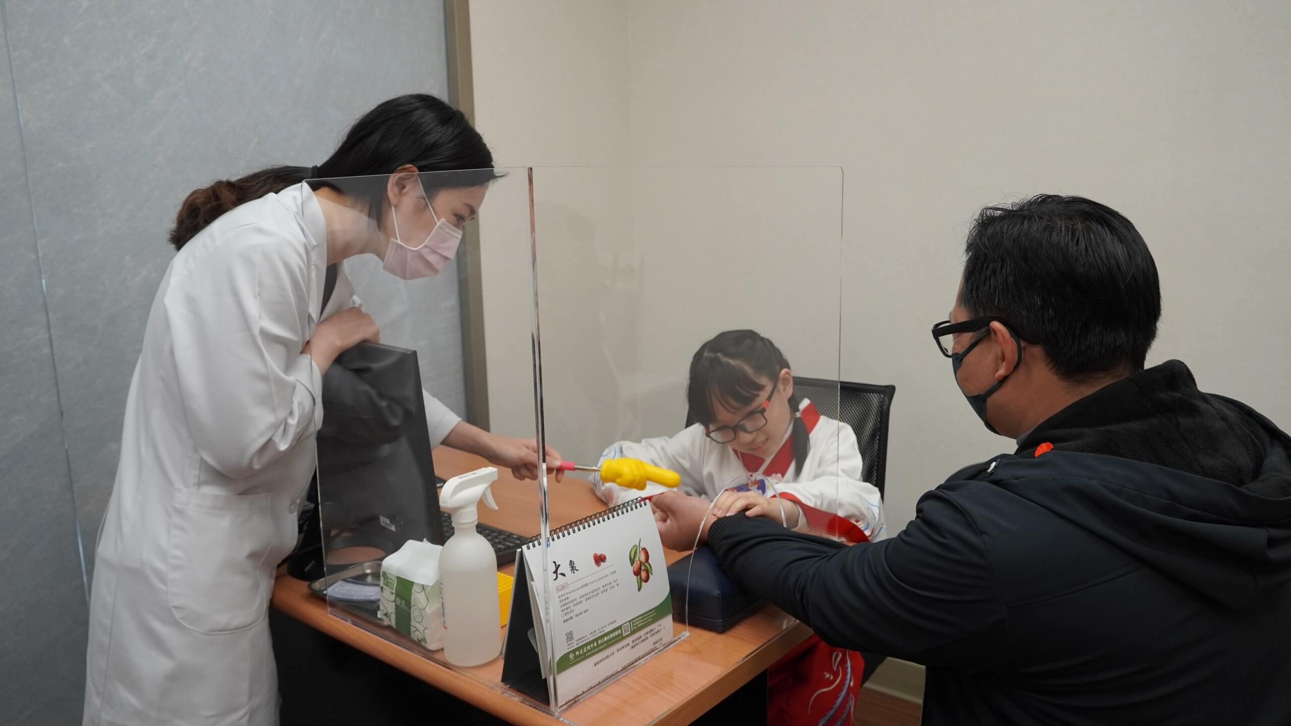 蔡承玲中醫師引導學員替父母把脈問診，傳授正確養生知識。